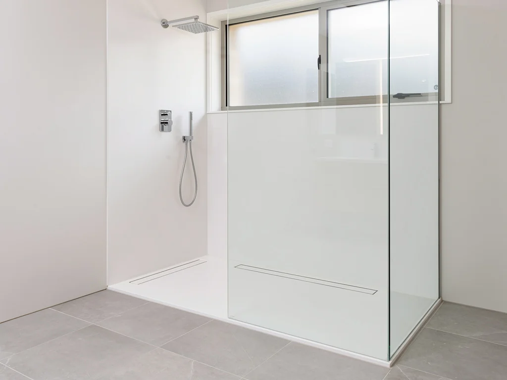 Douche PMR de plain-pied installée à la place d'une baignoire, accès sans ressaut