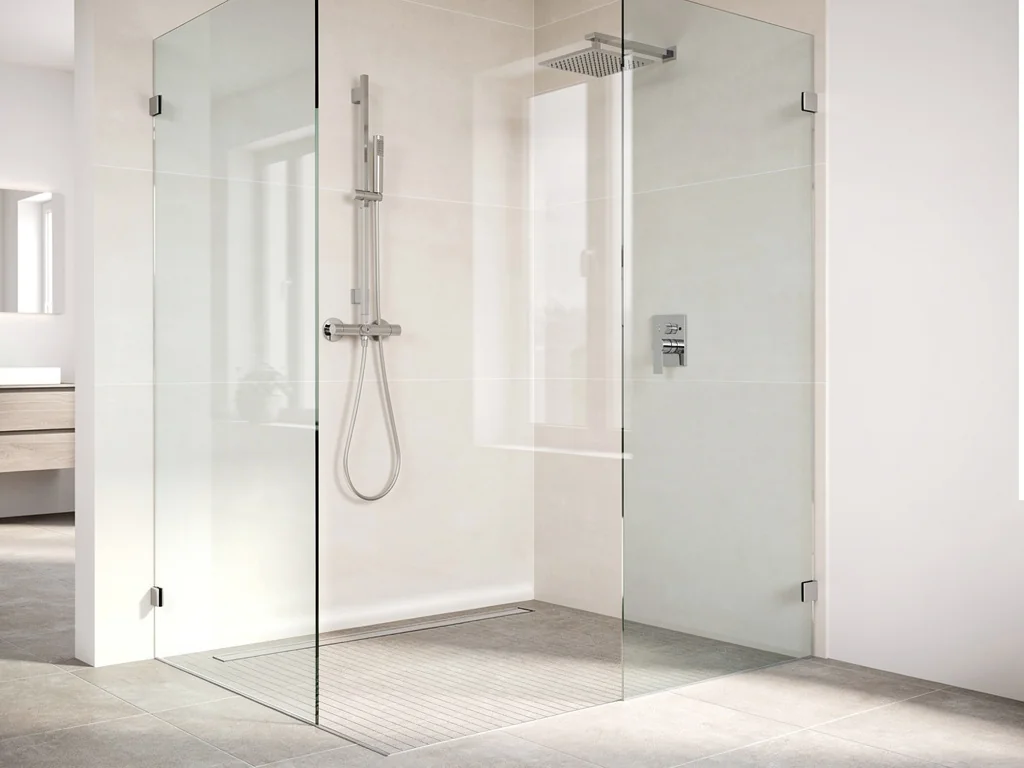 Douche à l'italienne sécurisée avec sol antidérapant et paroi vitrée